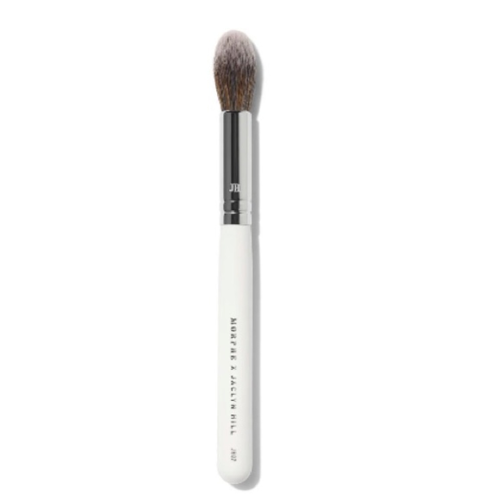 JHO7 MORPHE X JACLYN HILL UNDER-EYE POWDER BRUSH